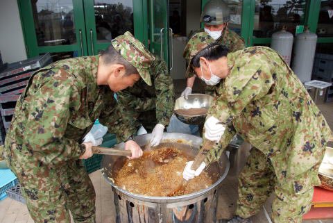 japan_jsdf's tweet photo. 夜明けから深夜まで調理を続け被災地にて暖かいご飯を振る舞う自衛隊員

しかし、隊員たちはこの暖かいご飯を口にせず被災者の方々へ全て配るので自分たちは冷えた缶詰やレトルトカレーを温めもせずそのまま流し込む
そして、休む間も無く再び各種支援活動へむかうのだという

#東日本大震災 https://t.co/iqx1Py7Ex1