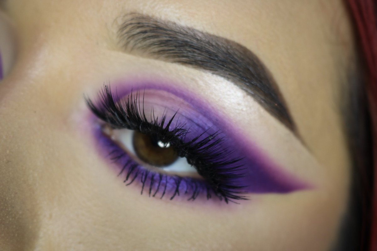 Ghoulria's tweet photo. 39/100 #100daysofmakeup 🔮 two wings, same color🔮
#katvondbeauty Foxy liquid lipstick + Lolita
#UrbanDecay electric palette
#sugarpill poison plum
#makeupshack Dragon Eye
IG: @Ghoulriamakeup https://t.co/DtWe9nQCH5