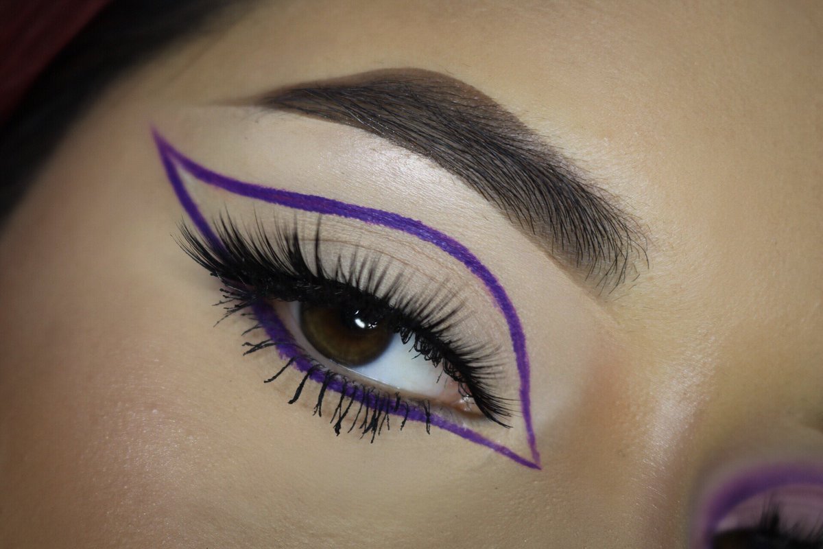 Ghoulria's tweet photo. 39/100 #100daysofmakeup 🔮 two wings, same color🔮
#katvondbeauty Foxy liquid lipstick + Lolita
#UrbanDecay electric palette
#sugarpill poison plum
#makeupshack Dragon Eye
IG: @Ghoulriamakeup https://t.co/DtWe9nQCH5