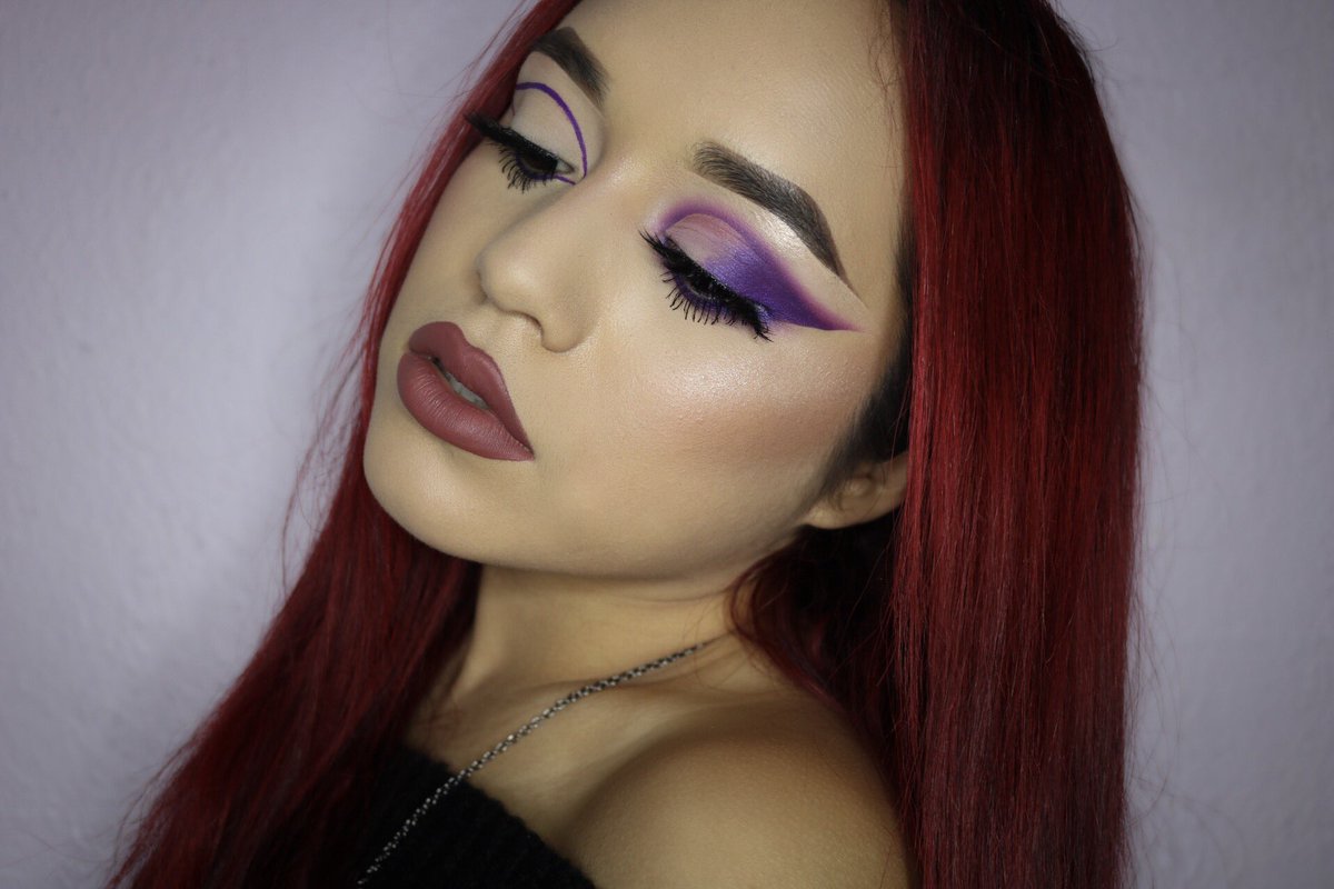Ghoulria's tweet photo. 39/100 #100daysofmakeup 🔮 two wings, same color🔮
#katvondbeauty Foxy liquid lipstick + Lolita
#UrbanDecay electric palette
#sugarpill poison plum
#makeupshack Dragon Eye
IG: @Ghoulriamakeup https://t.co/DtWe9nQCH5