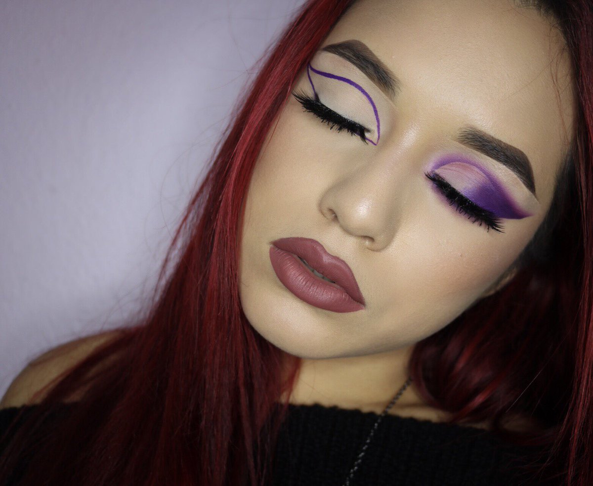 Ghoulria's tweet photo. 39/100 #100daysofmakeup 🔮 two wings, same color🔮
#katvondbeauty Foxy liquid lipstick + Lolita
#UrbanDecay electric palette
#sugarpill poison plum
#makeupshack Dragon Eye
IG: @Ghoulriamakeup https://t.co/DtWe9nQCH5