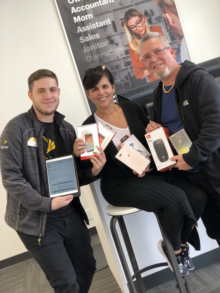 Our amazing customers celebrating 17 years with sprint! #loyalty #sprint #LUH. Ryan aka FLO gave them a gift of unlimited and some nice accessory attachments for lifestyle needs. #customerappreciation @Briannc88 <a href="/andrewroberts91/">andrew roberts</a> <a href="/marceloclaure/">Marcelo Claure</a> <a href="/jajones83/">Jaime Jones</a>
