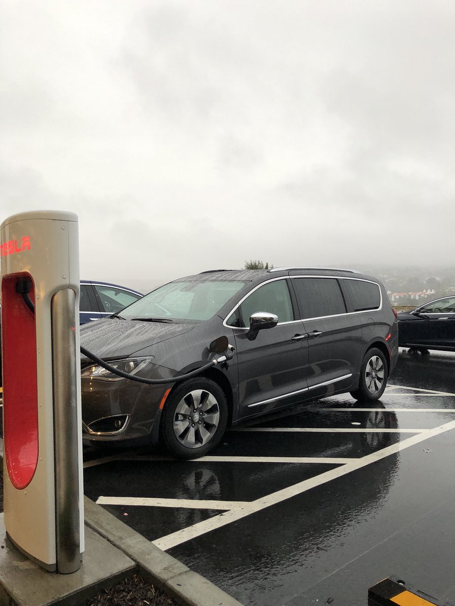 rentierrez's tweet photo. What’s wrong with this picture? @elonmusk #tesla https://t.co/XHKVQoQDXn