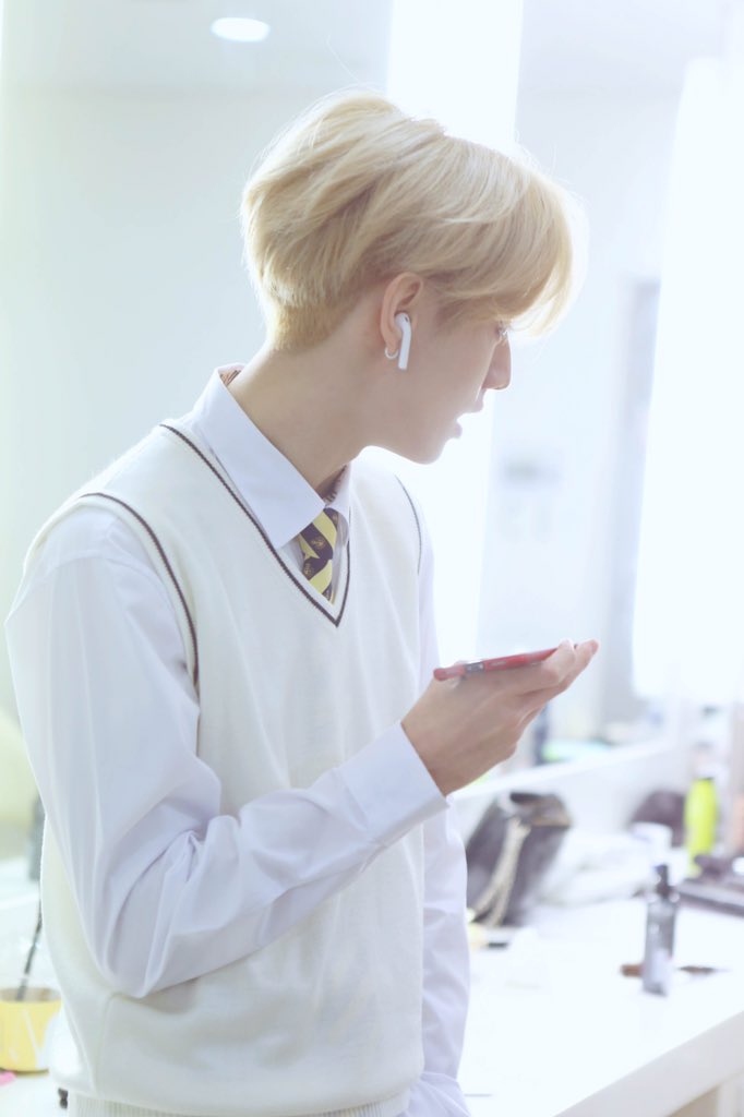 markstouch's tweet photo. 까삐까삐 룸룸 #마크 선배님 사랑해요🐤💚 #GOT7 #갓세븐 #Mark #너하나만 #Look #EyesOnYou https://t.co/YOmbz9hdCa