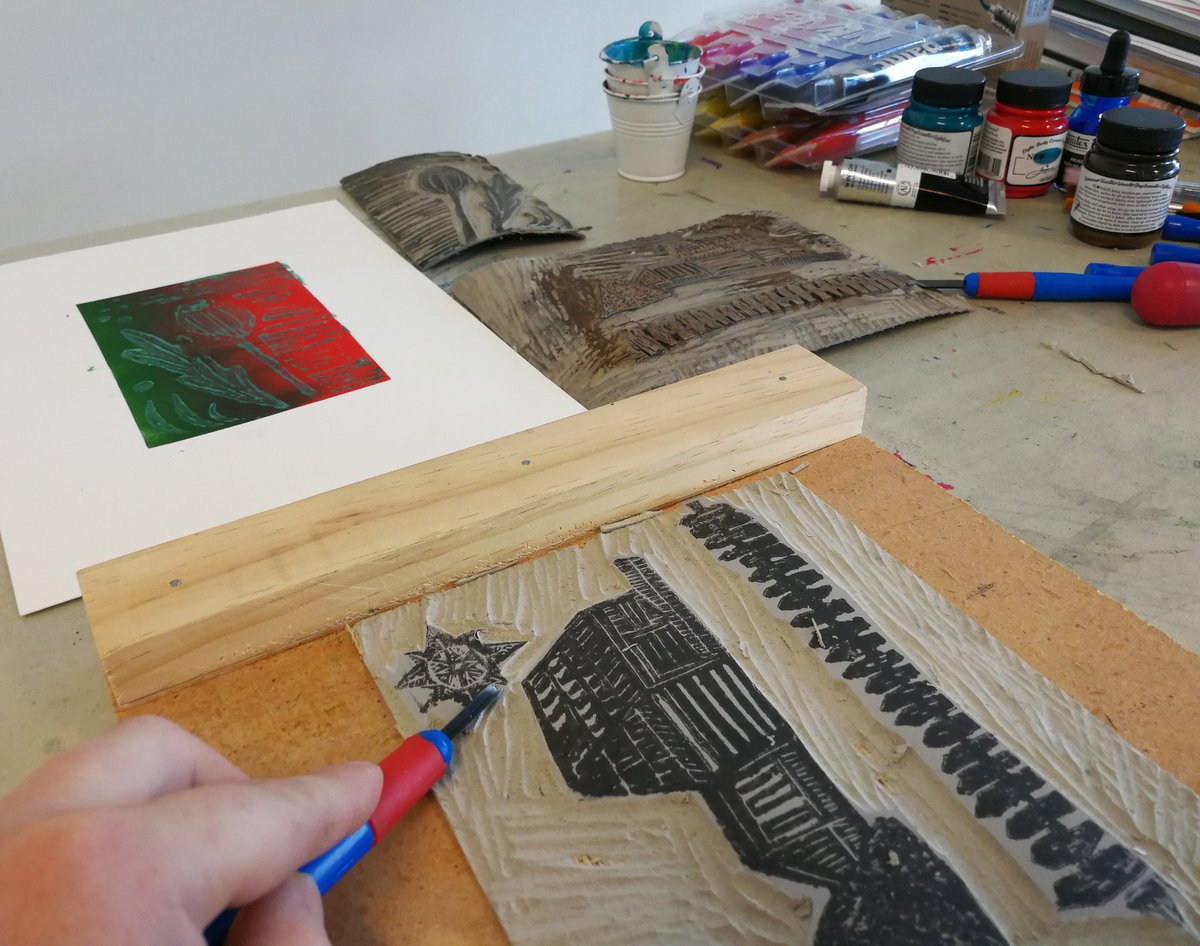 #artistsinresidence at @PlayingFieldStd
Week2: my 2nd #keyreduction block is coming along well. @twitterartexhibit can u see my work in progress for #tae18 in the background? #drommeren #canberra #CanberraArtist #CBRarts #learning #linoprint