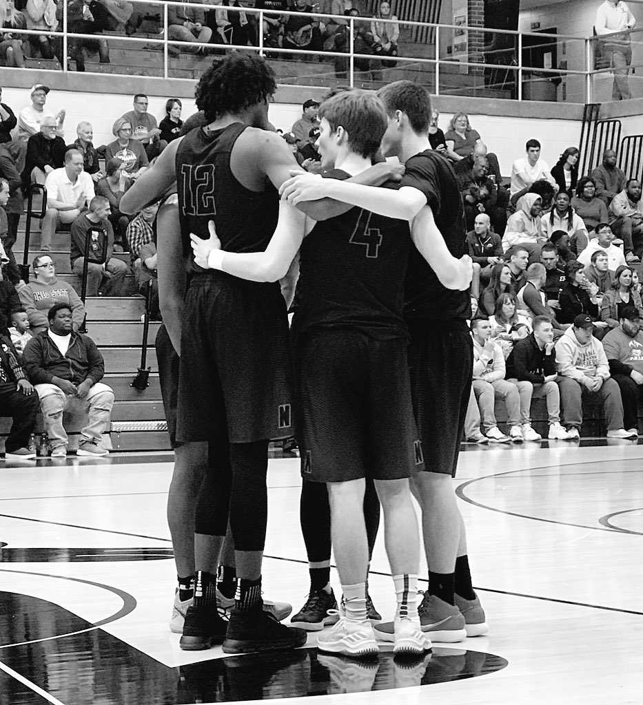 lindsfoust's tweet photo. Heartbreaking when the season ends before you want it to but so thankful for the journey that got us here. Seniors - thank you for giving us everything, you’ll forever be Legends. Proud of each one of you. Much love ♥️🖤 https://t.co/SAdENbsw5l