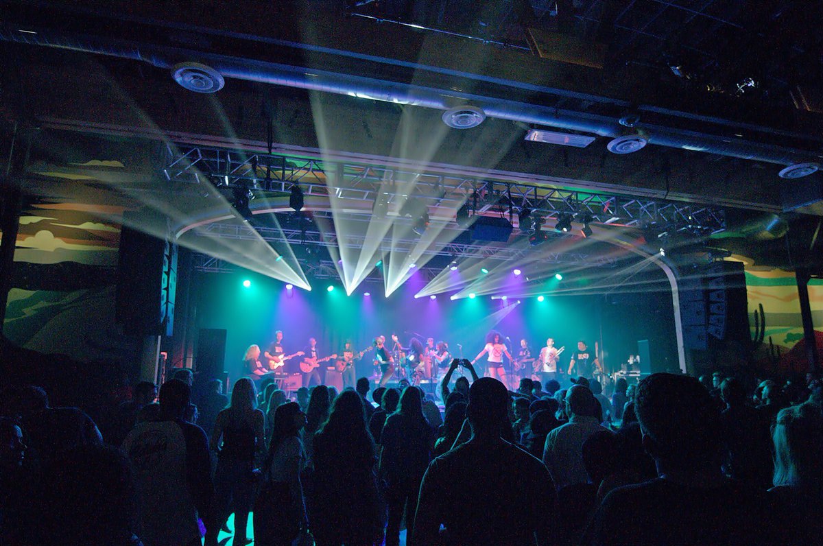 NoShame2020's tweet photo. Date: 23 April 2018
Venue: The Van Buren
Location: Phoenix, Arizona
Capacity: 1800
#5sos3phoenix https://t.co/Tx1N4GWkX8