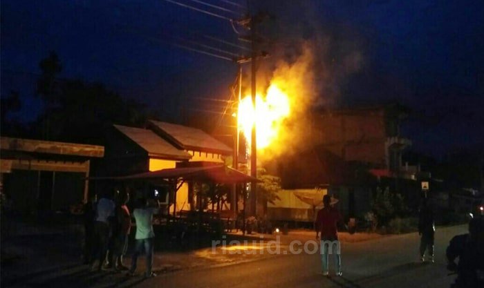 riauidcom's tweet photo. Kabel Listrik PLN dan Kabel Milik TV Kabel Korslet di Simpang Kumu, Nyaris Bakar Rumah Warga https://t.co/yXYzZXV6XU https://t.co/rvmT5lJbno