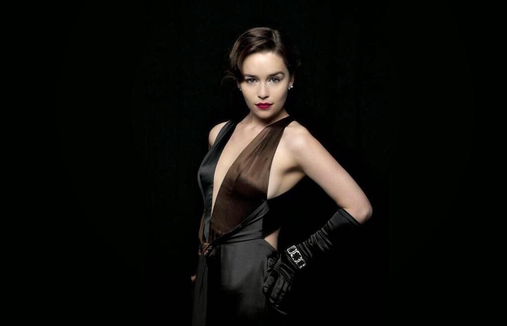 “I’m just an ordinary woman who spends too much time hanging around with dragons. I have met so many amazing women around here and I love you all!”

RP account
Lesbian
Dominant 
Descriptive