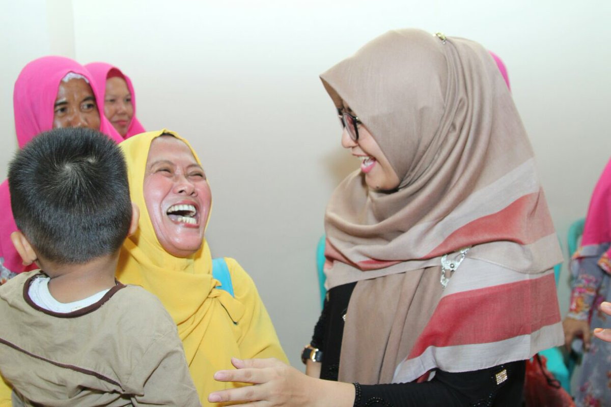 GerindraMC's tweet photo. Istri tercinta yang selalu semangat membantu sosialisasi program #ASRI walaupun sedang mengandung. 😘 ✌️#SumselBaru #OkOceKito https://t.co/FbRyyffpeT