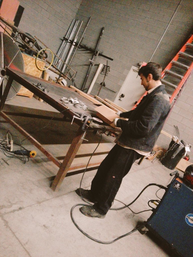 iharadutra's tweet photo. Y así se pasa el sábado trabajando par a par con los muchachos. #finalcrunch #art #welding #installation #LEDs #sharelove #bokocrew #piratewrench #toomuchtodo https://t.co/1E8XadKUFg