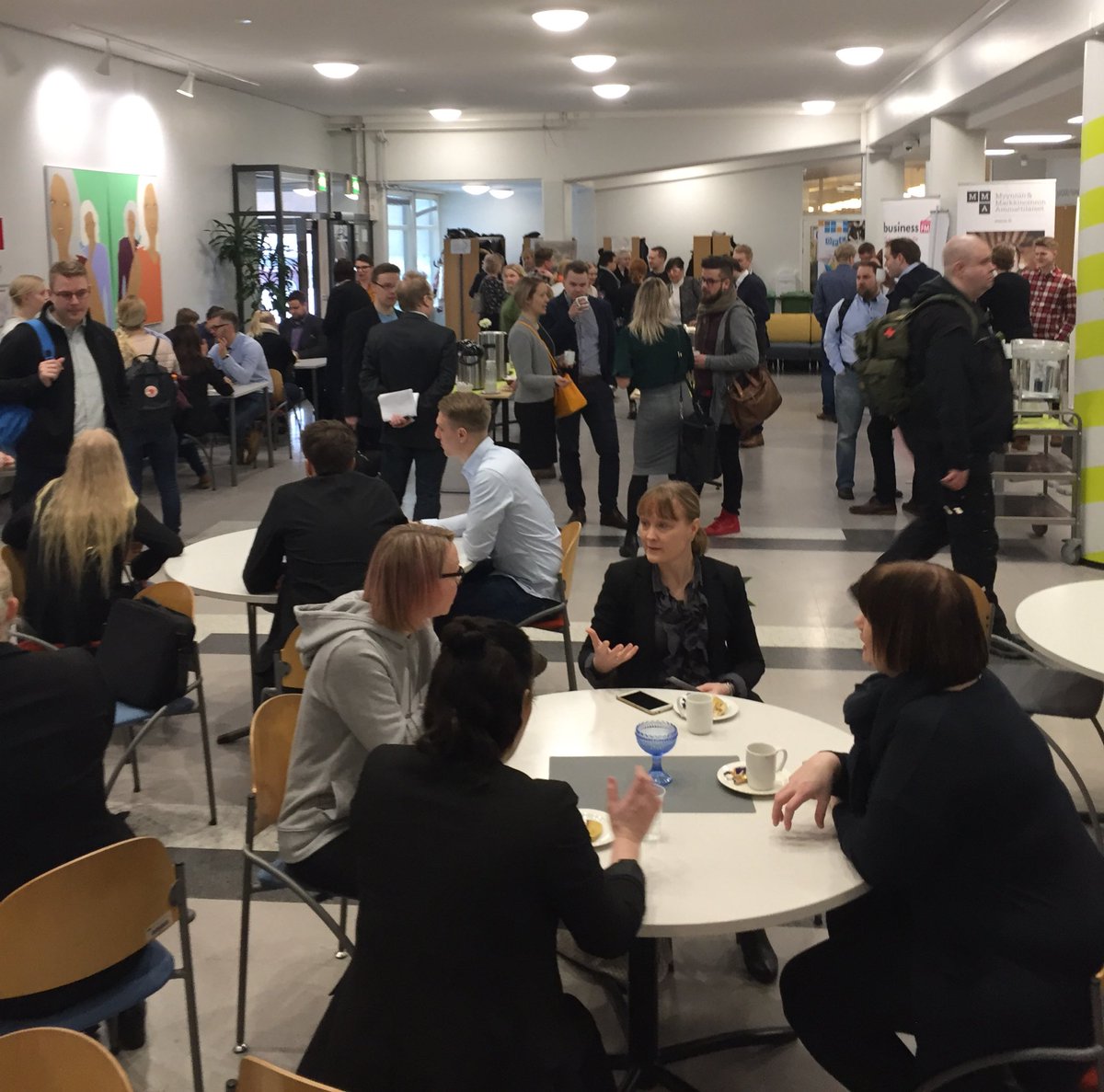 harjuhannu's tweet photo. Aulapöhinää #salesday2018 ...myynnin ammattilaiset ja small talk! Love it😊👍 #tamk_uas #myyntitradenomi #myynninkeskittymä https://t.co/VwI41sAMXc