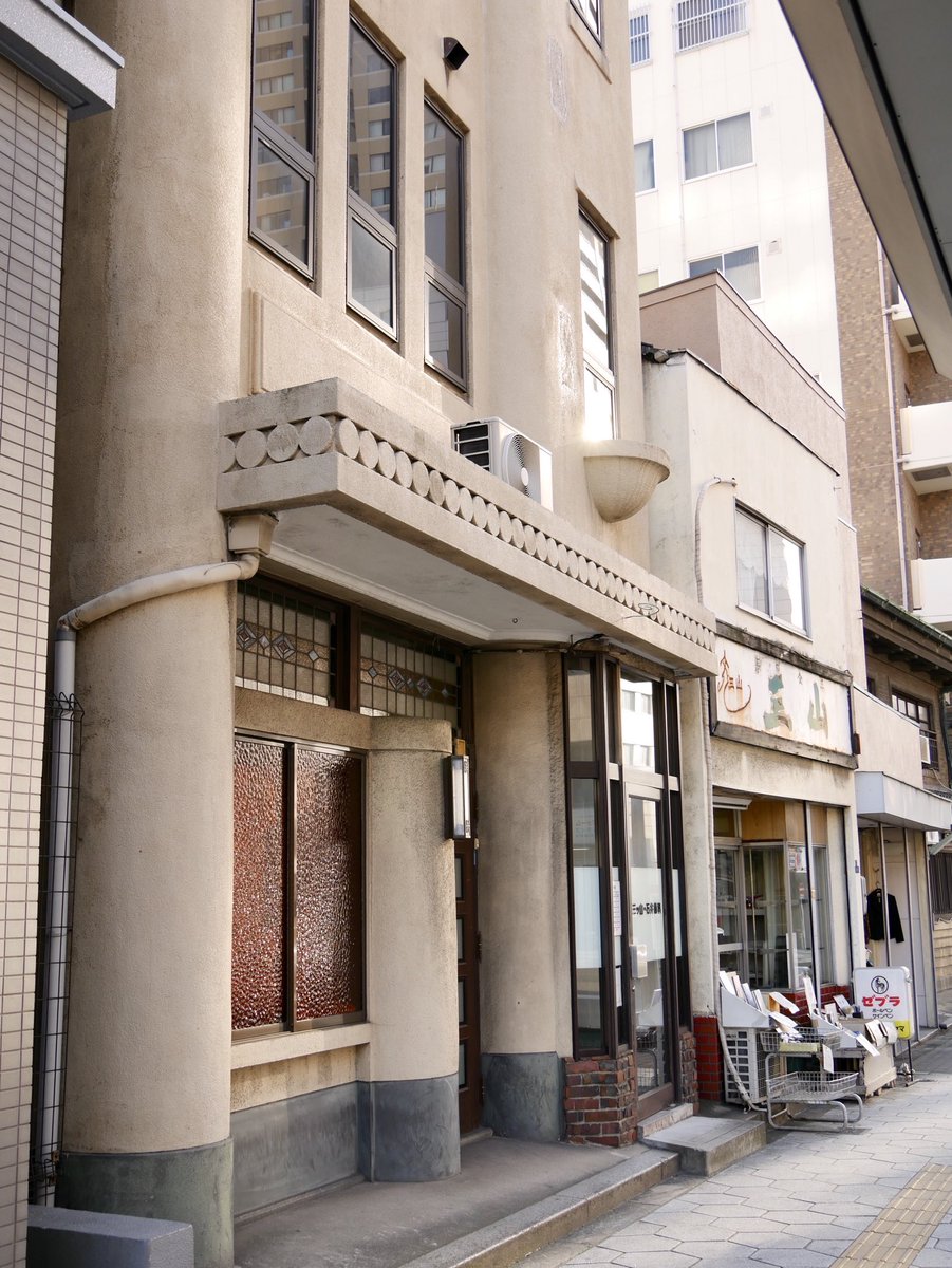 kndiknck's tweet photo. 17.三ツ山石井歯科
三階建てのように見えますが四階建て。背面側が一階分下がっているので正面玄関部分は二階。
#近代建築 #大阪 #谷町 https://t.co/OTMBKNfBXw
