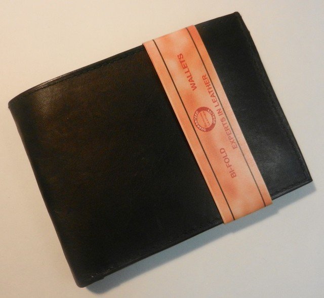 mlnostalgia's tweet photo. Makes a Nice Gift w Free Shipping! Leather Bi-Fold wallet New With Tags

Check it out here ==> https://t.co/GlNb41YnOd

#giftsformen #giftideas #fashion #ebaydeals #Leather #mensfashion #makingcheddar #showmethemoney #style #moms #dads #FreeShipping #retweet https://t.co/moZpzMmwD5