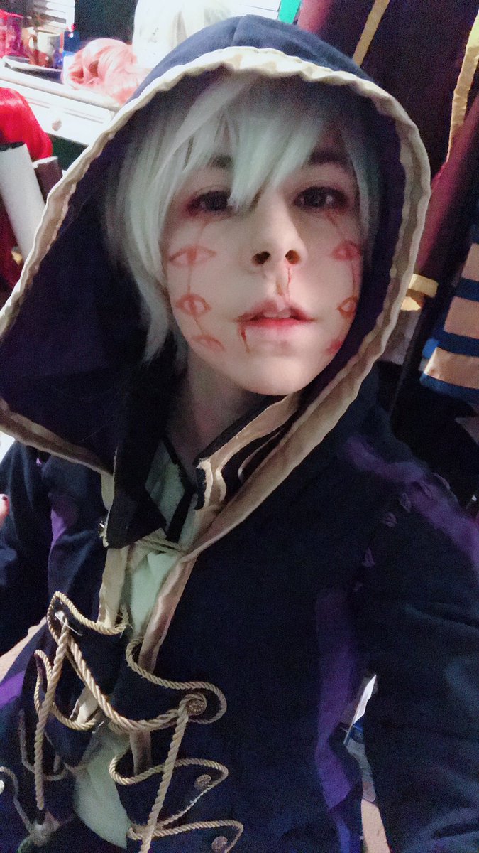 kigukuwata's tweet photo. In celebration of me NOT GETTING THE BEAUTIFUL GRIMA ROBIN I did a late night makeup thing. #cosplay #fireemblem #grimarobin https://t.co/zAQ9vV2WOA