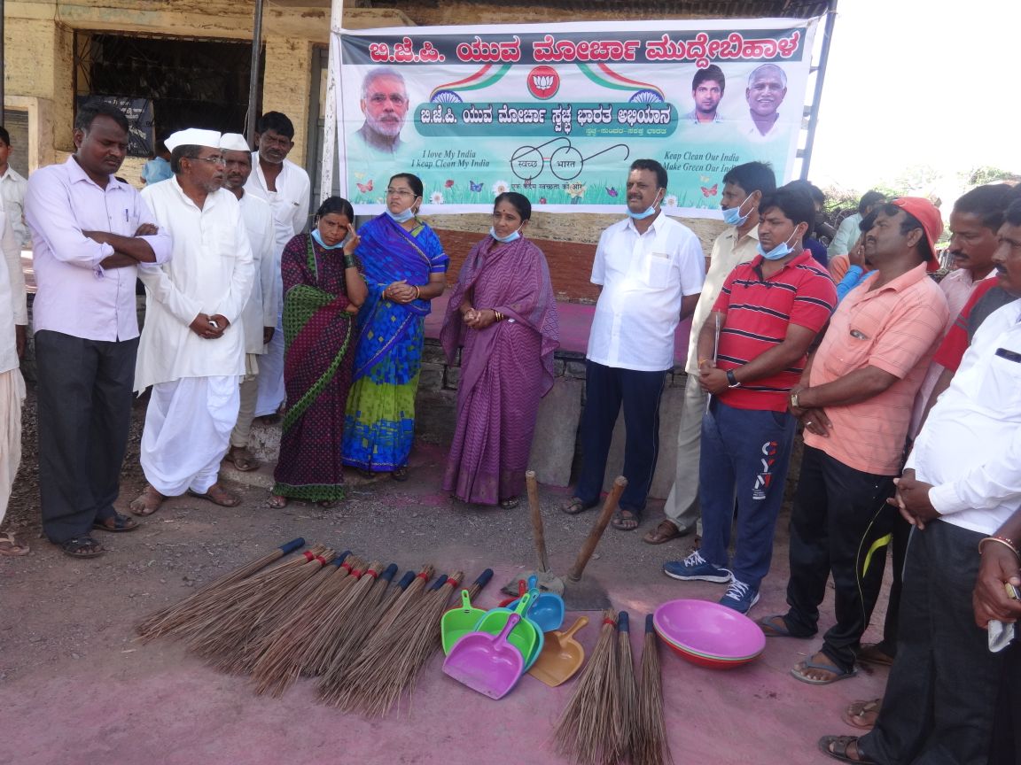 kannur_h's tweet photo. Res,Shri @AmitShah ji BJP leader of Muddebihal sri @SDHiregoudar when our @PMOIndia announced his dream “Swacha Bharat” he participated in various functions of “Swacha Bharat” trougout Muddebihal taluk so please provide #Muddebihal_Assembly_BJP_Ticket https://t.co/L011KaOV9H
