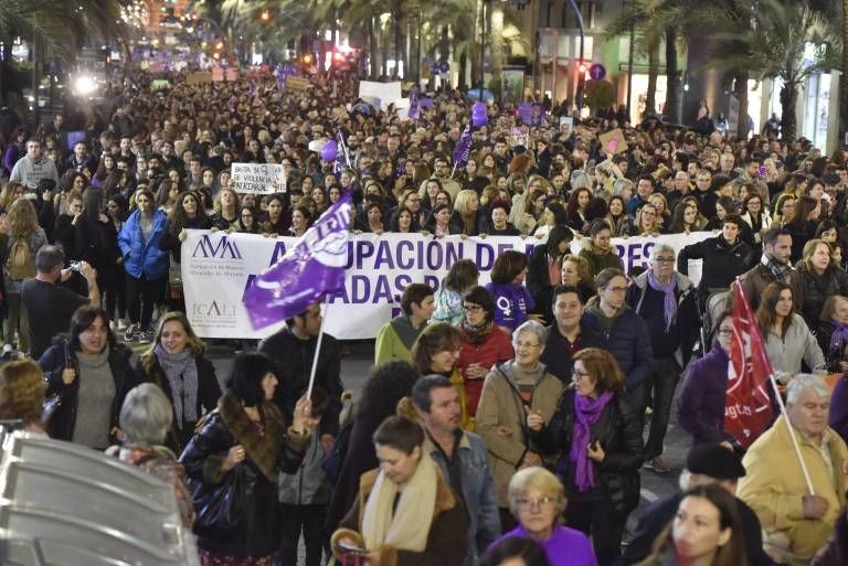 alicanteplaza's tweet photo. Multitudinaria manifestación feminista en Alicante https://t.co/bggIdgUxma https://t.co/H8oSvsgKeq