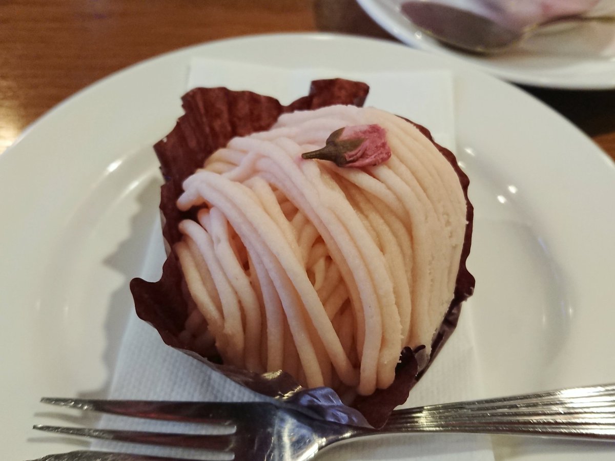 野々村 On Twitter 福島県いわき市平 ブレイク 期間限定 桜モンブラン 季節限定 サクラの紅茶 どこに行こうか計画を立案するため喫茶店に入って早速食べちゃってるんですけど 季節限定とかに弱いので 春の香気プンプンのモンブランを食べ進め 桜花塩漬けの頂上を