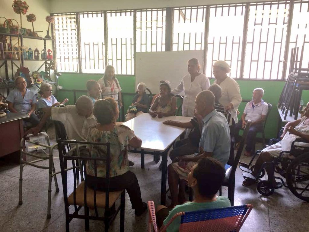 amilcarciber's tweet photo. En El #AreaDeProgramasSociales 📚 #MedicinaNaturalYPreventiva 🍵Nuestra Licda Margarita Mejías y Magdalena B. 👧Les Hablo A Nstros Adultos 👴 y Adultas 👵 Mayores Sobre Las Propiedades, Beneficios, Contraindicaciones Efectos Secundarios. Del #Repollo 🍑 @magallyvina @salainass https://t.co/ruhN0MFO7K
