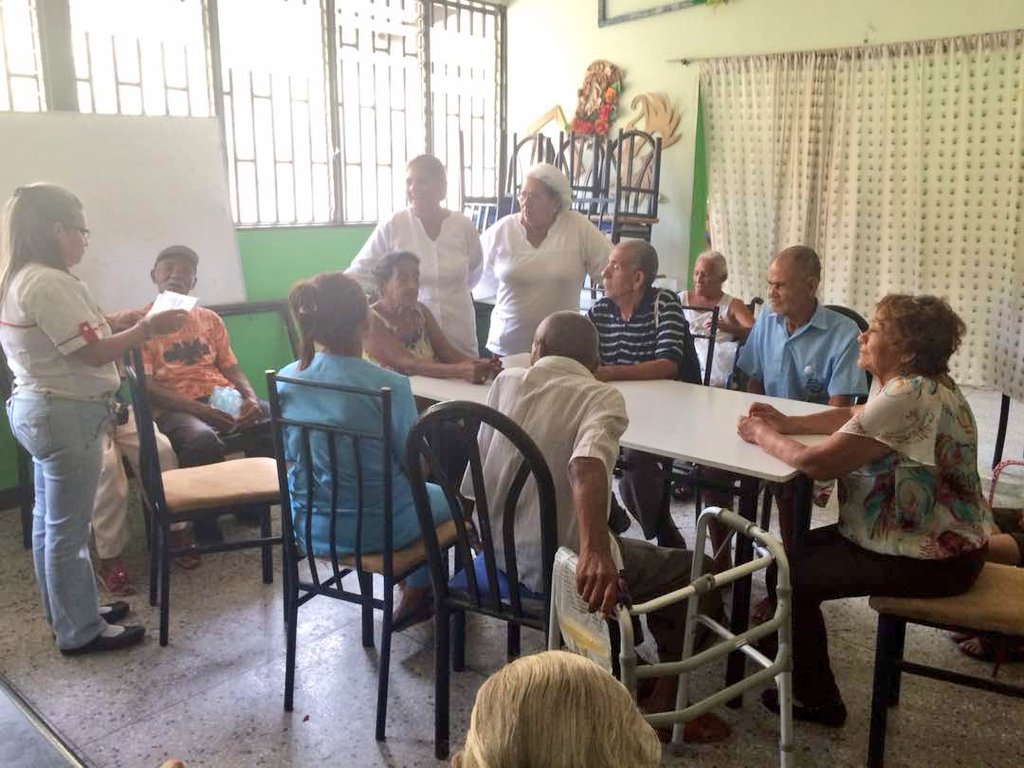 amilcarciber's tweet photo. En El #AreaDeProgramasSociales 📚 #MedicinaNaturalYPreventiva 🍵Nuestra Licda Margarita Mejías y Magdalena B. 👧Les Hablo A Nstros Adultos 👴 y Adultas 👵 Mayores Sobre Las Propiedades, Beneficios, Contraindicaciones Efectos Secundarios. Del #Repollo 🍑 @magallyvina @salainass https://t.co/ruhN0MFO7K