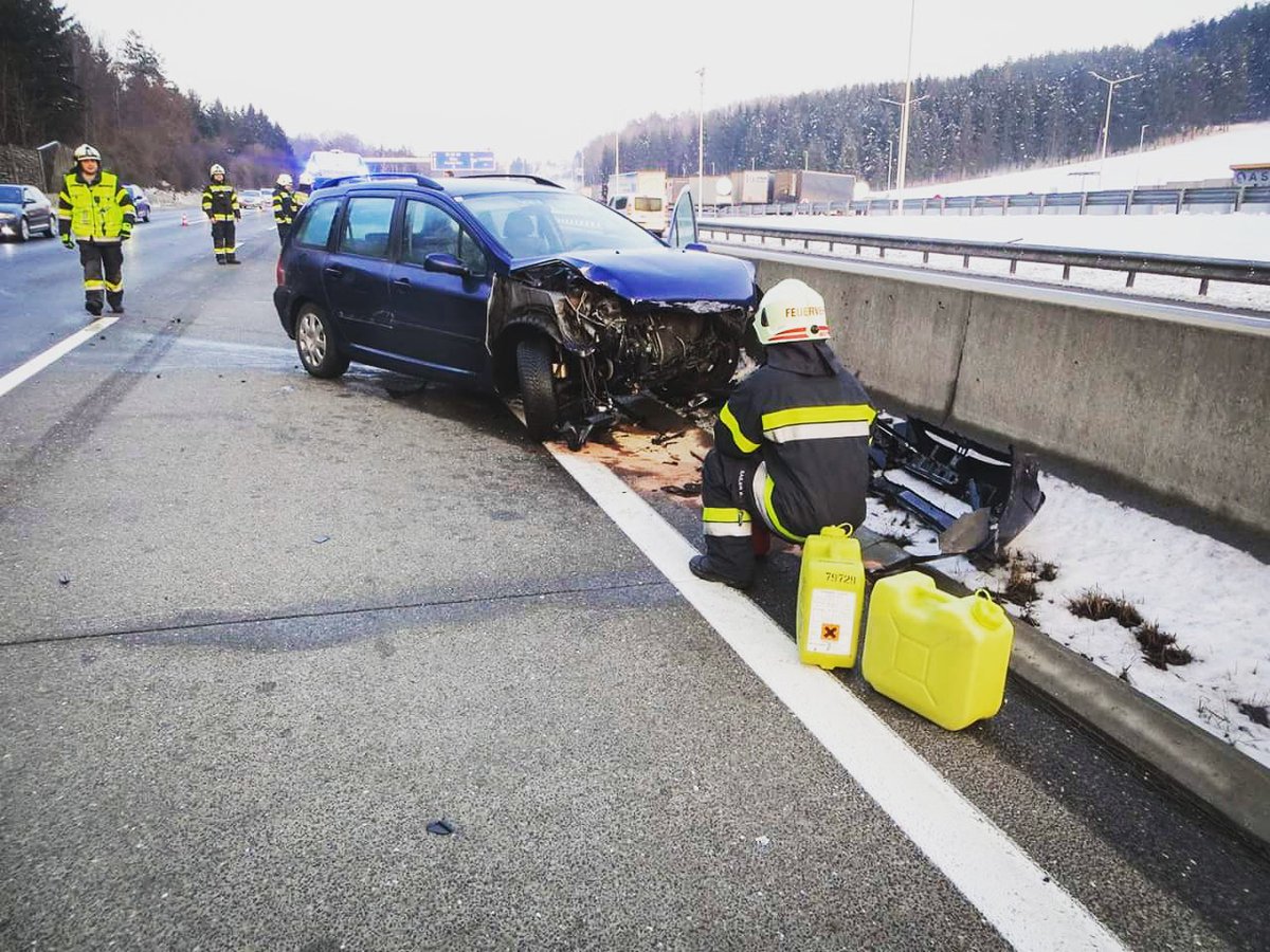 ffnestelbach's tweet photo. Letzter Einsatz:

06.03.2018 17:13 Uhr - Verkehrsunfall auf der A2 Südautobahn
in Fahrtrichtung Graz nach Laßnitzhöhe

https://t.co/fTJJ0dbJsS

"Gefällt mir" gilt für den geleisteten Einsatz der Kameraden der Freiwilligen #Feuerwehr #Nestelbach bei #Graz https://t.co/pgzxXqQgK9