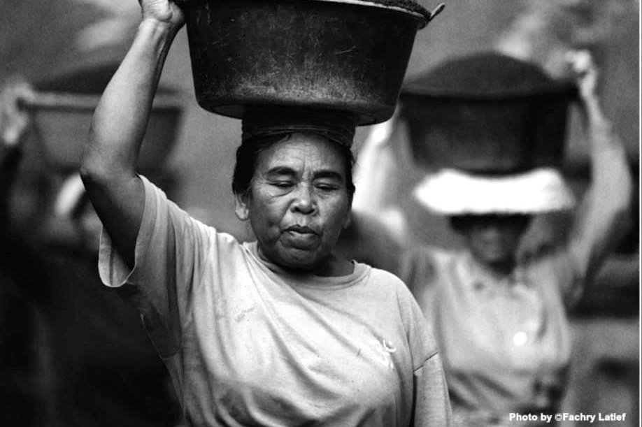 fachrylatief's tweet image. Aku bukan sekedar sedang membawa pasir dan memasang bata namun aku juga sedang membangun negare'. Bali 2013
Photo ©Fachry Latief.
#womandays