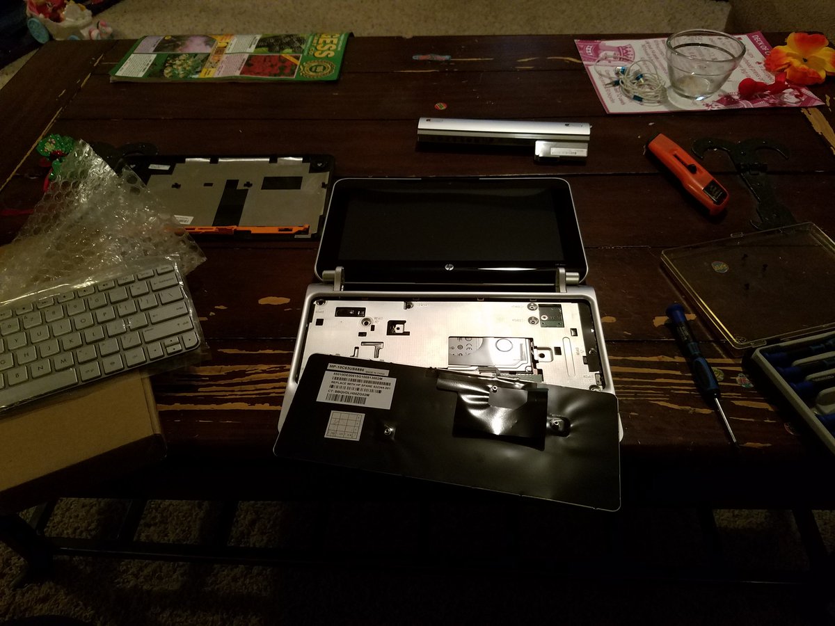 mabartle's tweet photo. Donated laptop with bad keyboard. 5 minutes and 10 dollars for a new keyboard. Good as new. #CEFK https://t.co/CwFUmJlWOg https://t.co/RS2zcTwArA