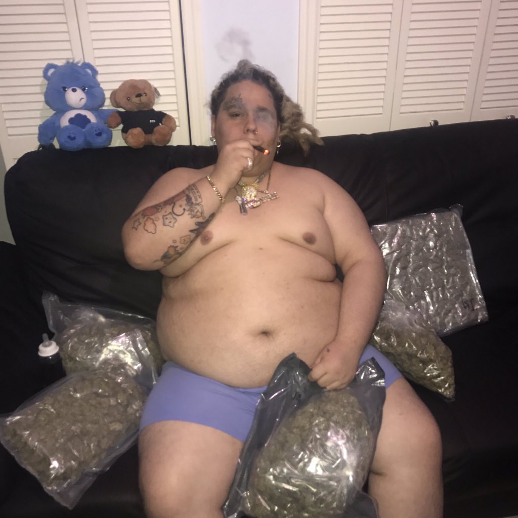 Fat nick is god.pic.twitter.com/UbeUqy199K.