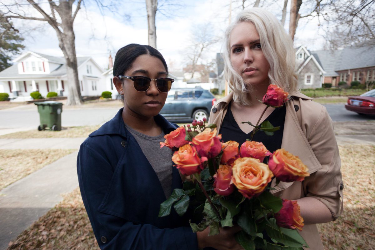 PsMajestyRose's tweet photo. Two women on #internationalwomensday2018. Tell yo man to take the trash can back to the side of da house. https://t.co/aOZrZjaVP7