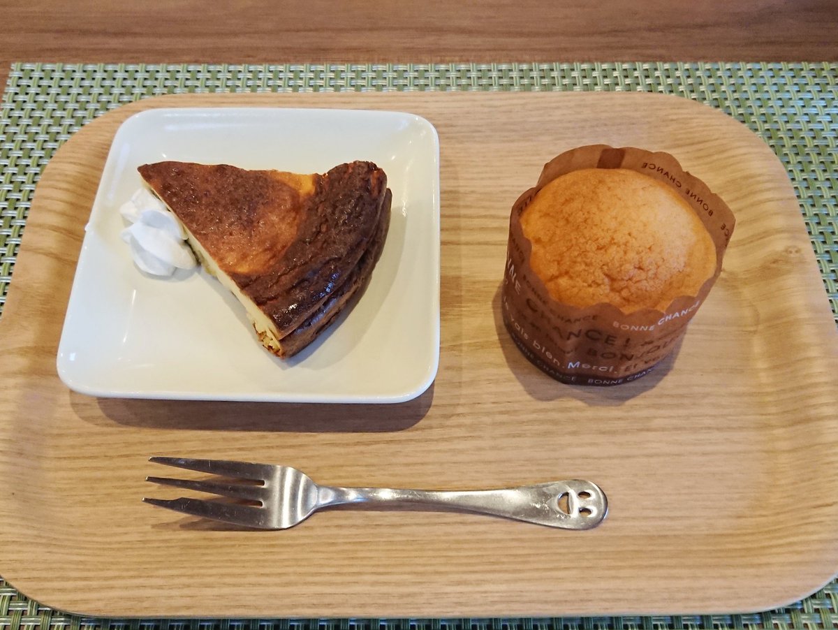 野々村 福島県いわき市平 カフェ 軽食 大百笑 キウイチーズケーキ キウイマフィン チーズケーキにはレアとベイクドがあり ベイクドがおすすめとのこと まったり濃厚なチーズケーキにキウイの酸味が効いて美味しい マフィンはほのかにキウイの風味