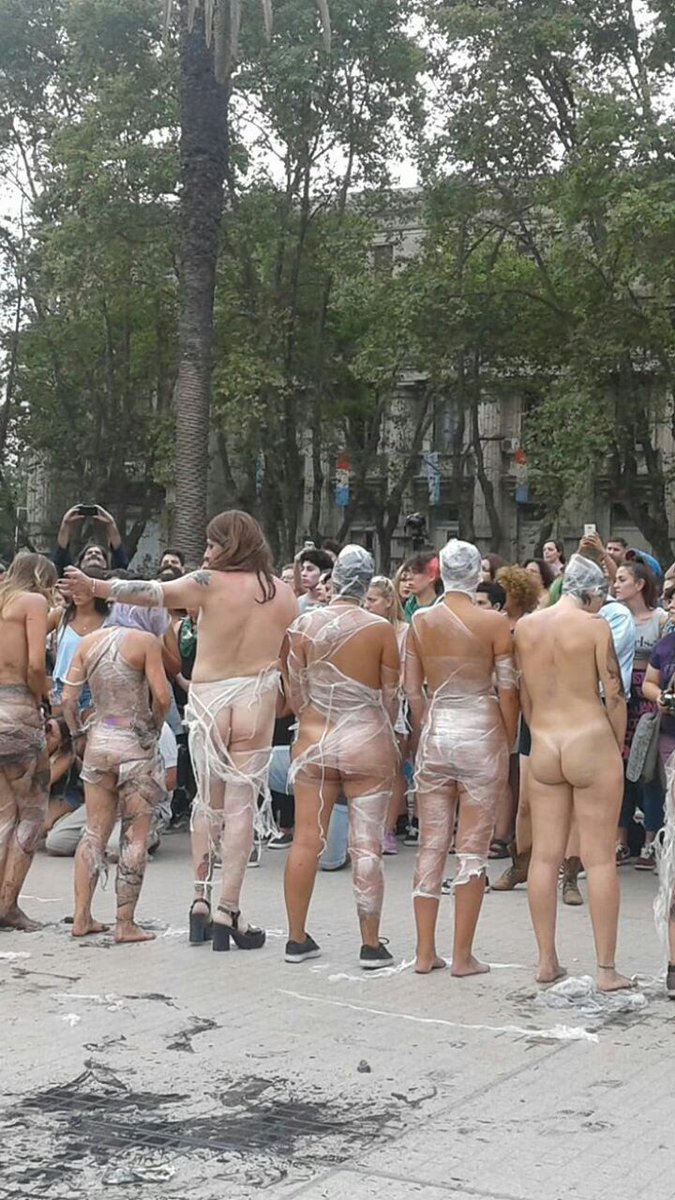 MendozaDebor's tweet photo. Esto es lo que NO quiero para mi ciudad. No me siento representada en absoluto por este grupo que dice luchar por los derechos de las mujeres! Soy mujer y celebró la vida,tuya,mía,la de los hombres y por sobre todas las cosas,la de los niños por nacer! #SiALaVida https://t.co/Cx7d8JwWzh