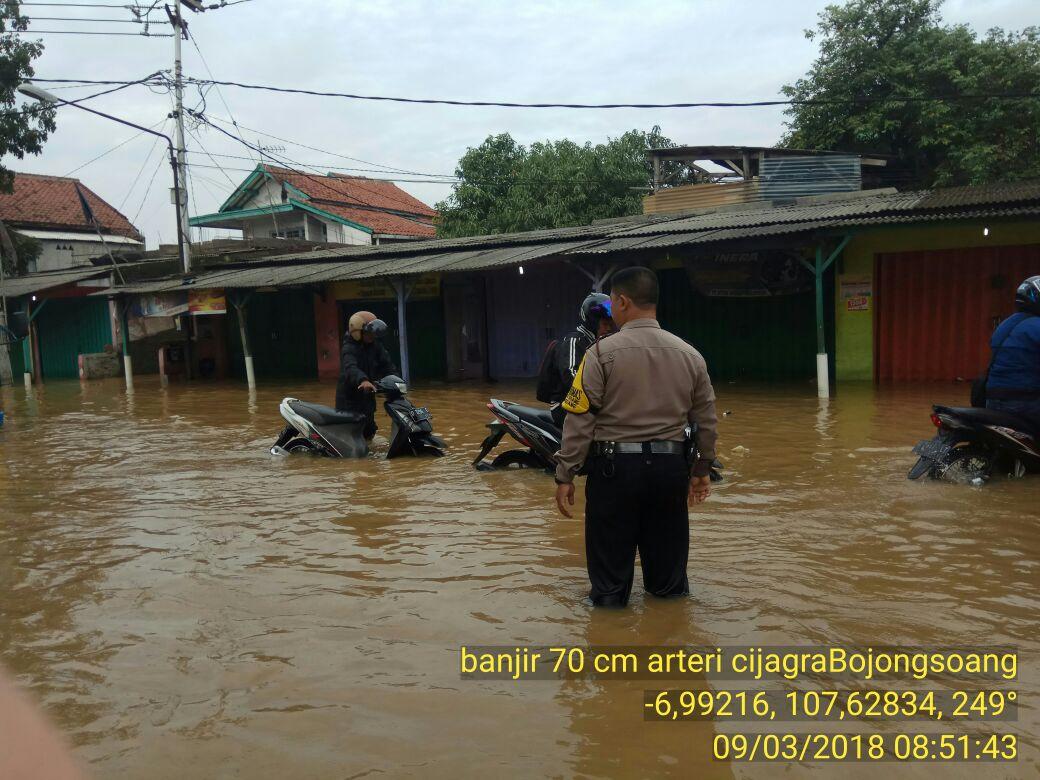 a178f01996704fe's tweet photo. @PRFMnews jln raya bojongsoang-baleendah, masih tergenang, ketinggian air 70 cm, masih meninggi https://t.co/bkkZ60w3Re