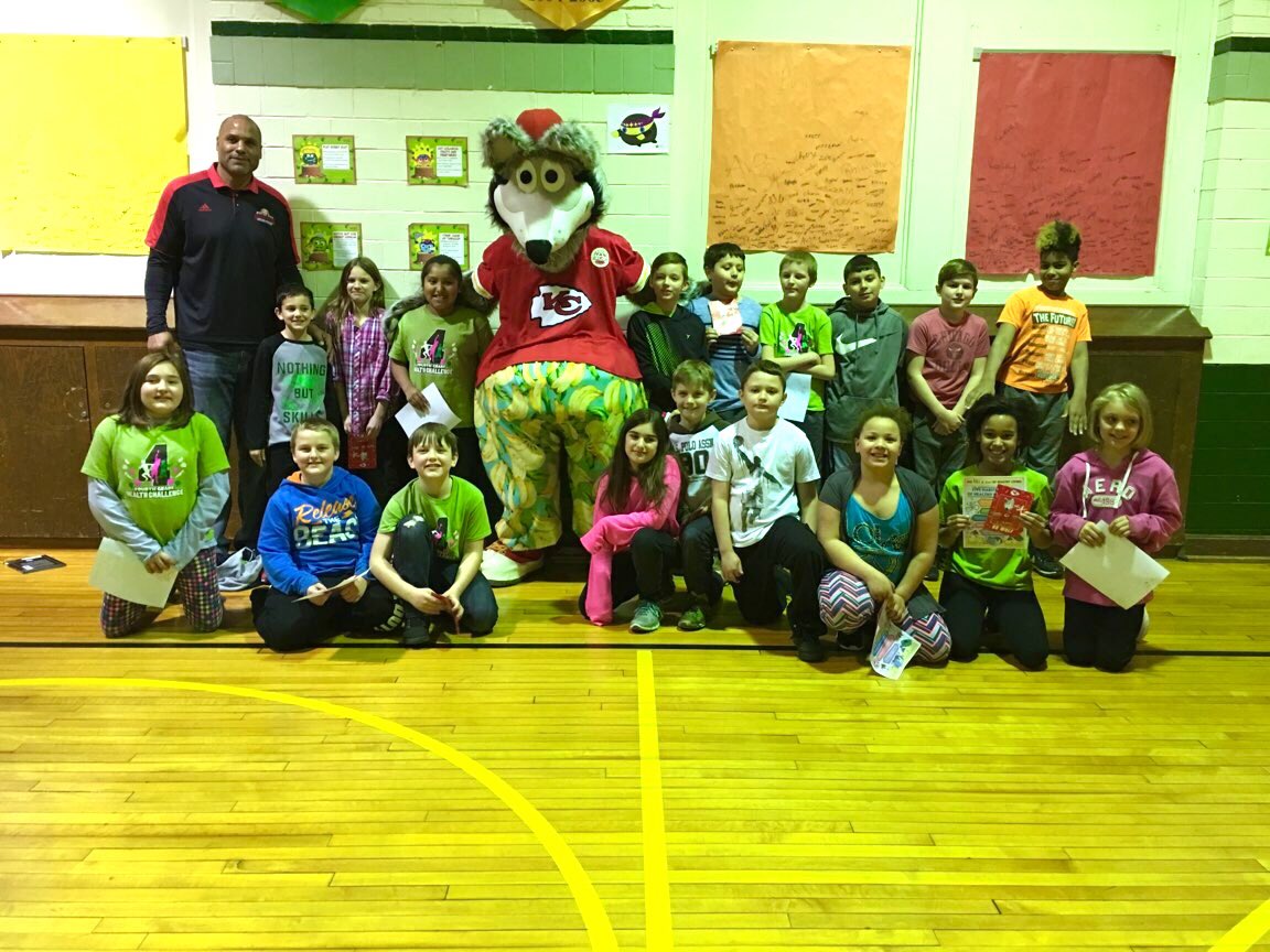 LindberghSchool's tweet photo. Surprises included: Retired KC @Chiefs Art Still, @KCWolf, & a $1,000 gift card for gym equipment from Mosaic! A BIG thank you to Coach McCoy and our 4th grade team: Mrs. Haynie, Miss Simmons, and Mr. Webster! #fitastic THANK YOU! #AtTheBergh #SJSDProud #healthy4life (2/2) https://t.co/ePEHeyKpYK