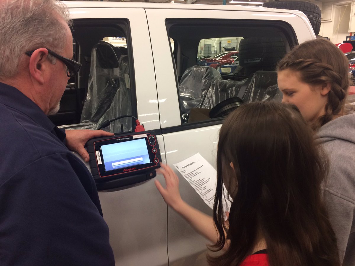 caroline_walch's tweet photo. Celebrating National Woman's day with #naitautomotives @WITT_NAIT @girlguidesofcan @NAITtrades Introducing Pathfinders to auto electrical and scanners diagnoses. https://t.co/N7N6sCp0Fa