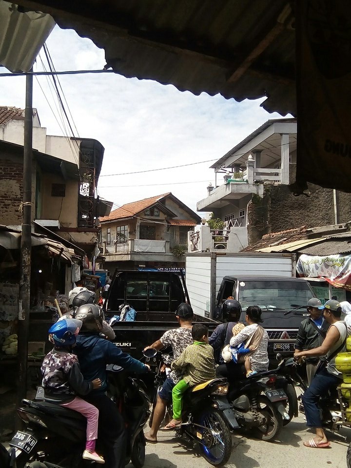 PRFMnews's tweet photo. 10.27 RT @Aboebol : 
Masih terjadi kepadatan di jln.alternatif pasar Cibiuk https://t.co/MzyuFY9rtN