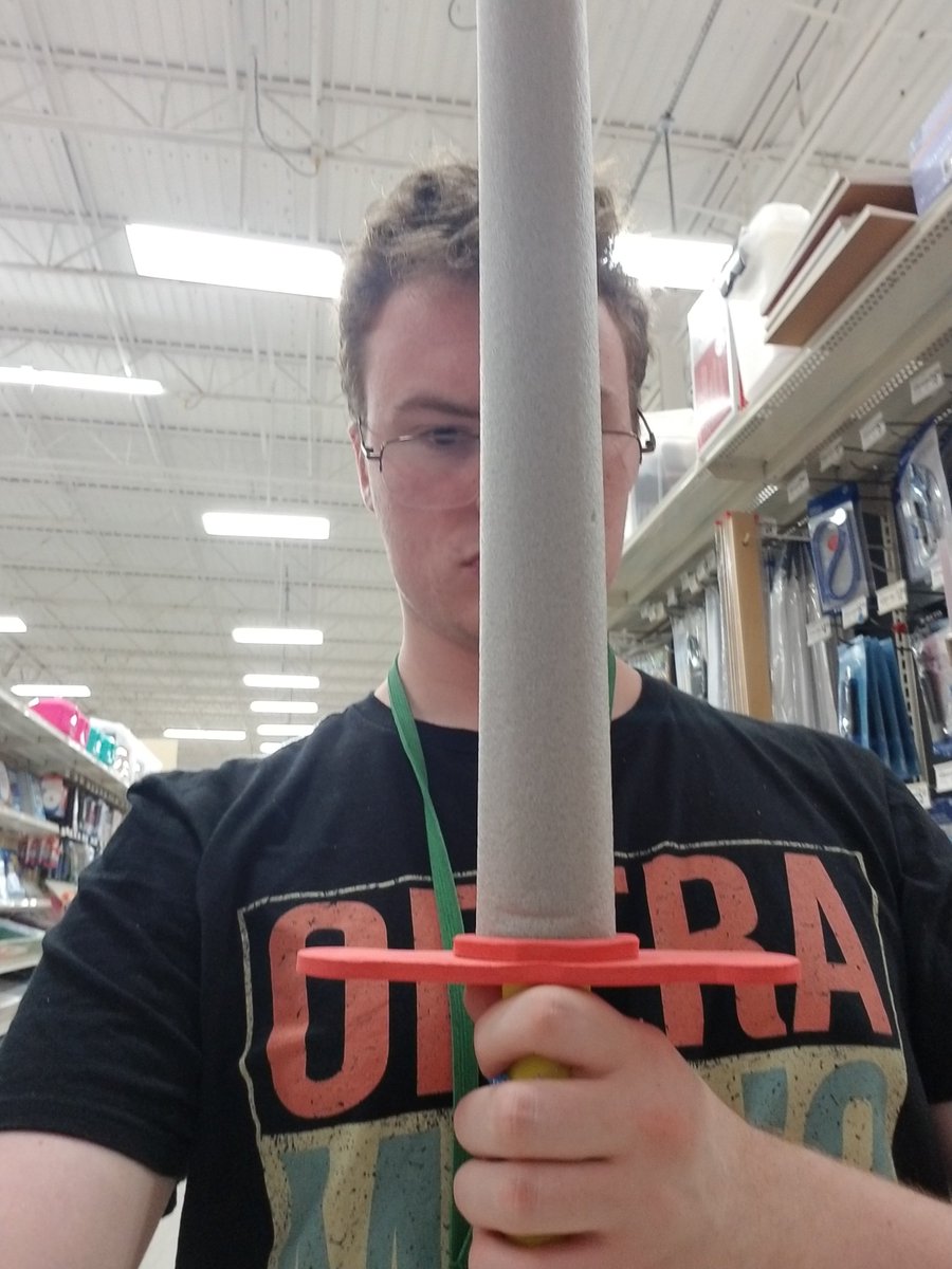 BmonroeBradley's tweet image. Beautiful flowers for a lyric tenor and a sword for a heldentenor. #operajokes