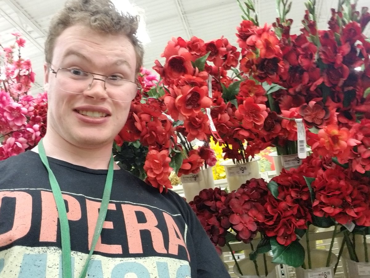 BmonroeBradley's tweet image. Beautiful flowers for a lyric tenor and a sword for a heldentenor. #operajokes