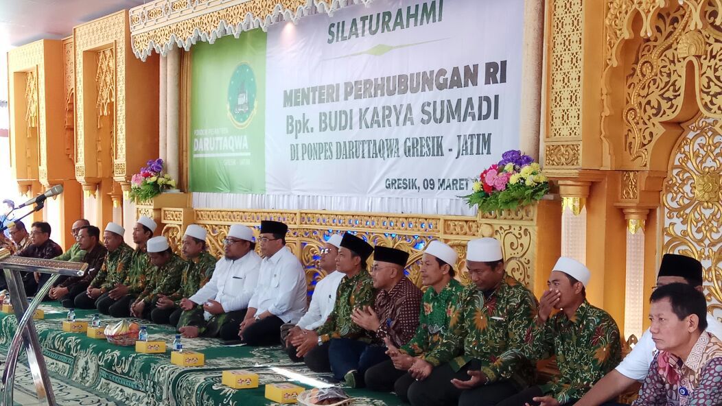 BPSDMP151's tweet photo. Assalamu’alaikum #SobatBPSDMP , happy friday ya.. hari ini (9/3) Bapak Menhub @BudiKaryaS kunjungi Pondok Pesantren Daaruttaqwa di Gresik lho.. kunjungan Bapak Menhub ini dalam rangka sosialisasi Diklat Vokasi Perhubungan https://t.co/W6jZPGuI6c