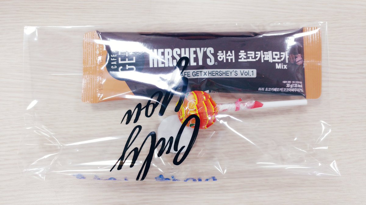 성우실로 또 감사한 선물이 도착했습니다. 목을 따뜻하게 만들어줄 허쉬 초코카페모카와 츄파츕스~!! 42기를 위해 달다구리 간식을 보내주셔서 정말 감사합니다! 잘 먹겠습니다!