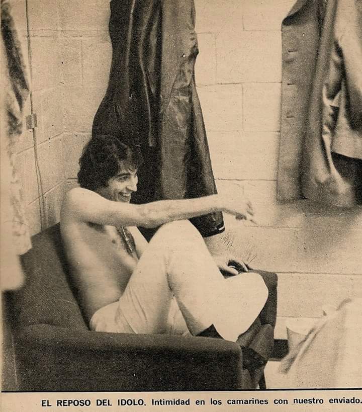 pauseu's tweet photo. Fotos del detrás de escena del Madison. Nota revista Gente del 16-04-70 #SandroDeAmerica https://t.co/oTD62El1Vy