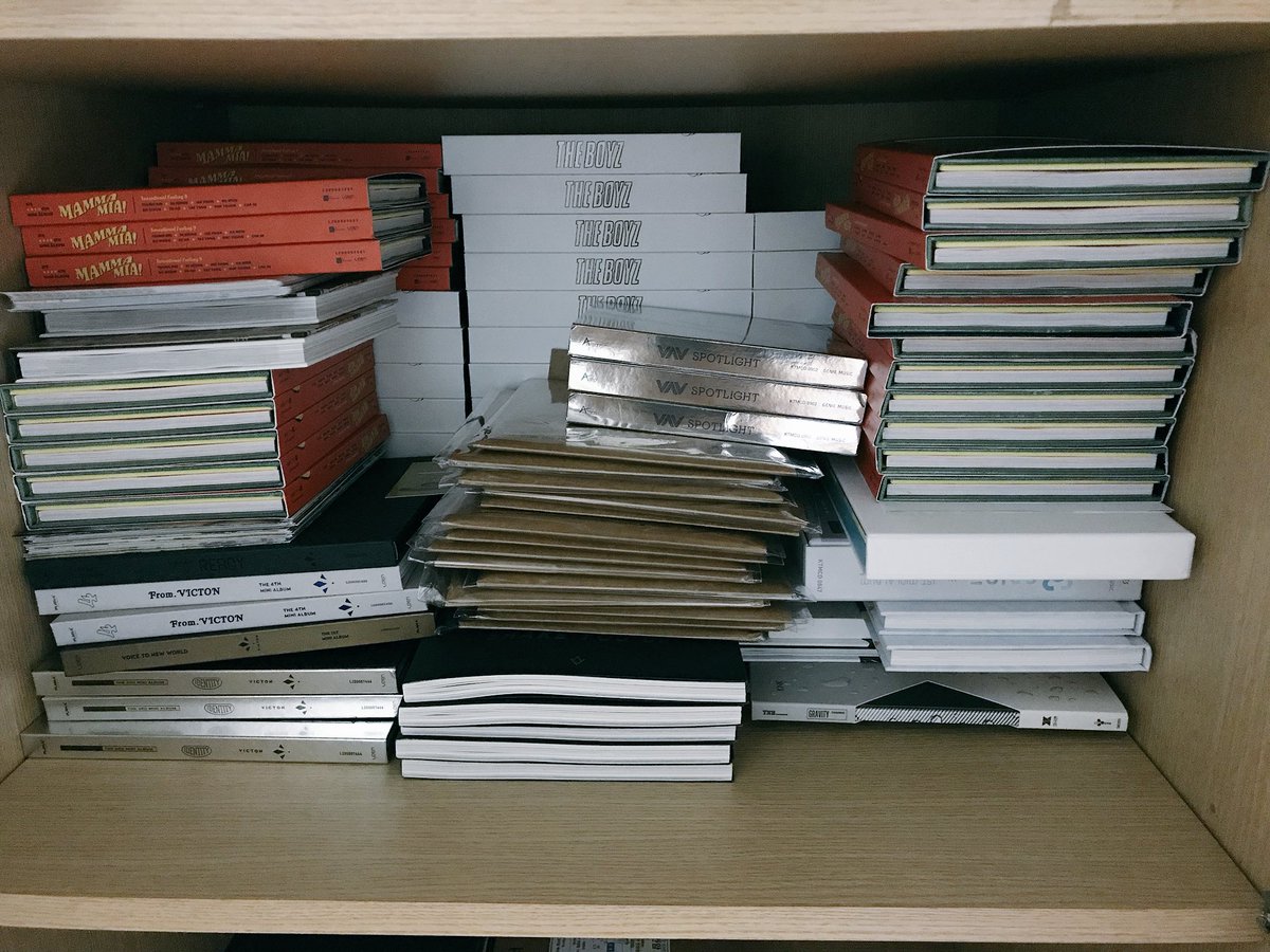 It’s been a while so I’m doing a giveaway!! Winner gets to choose two albums of choice from my “I HAVE TOO MANY OF THE SAME ALBUM” shelf THSSYKDKYDKY 

☀️Will be given with random photocards
☀️Must be following me
☀️Just RT and like this tweet to enter
☀️Ends on Mar 23