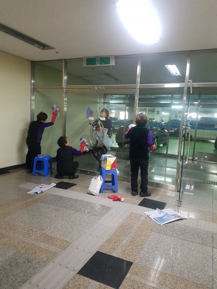 loveelife83's tweet photo. #성남시 #평생학습원 평생학습관 등 유리문을 청소하고 있습니다. 깨끗한 환경을 조성하겠습니다. @seongnamcity https://t.co/JK22g65BPY