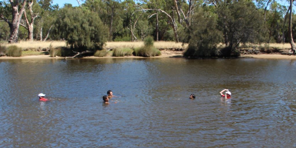 LifeSavingWA's tweet photo. Itβs been a busy two weeks on the Swan River, as we teamed up with @ScoutsWA, Swan Canoe Club and @MarineSafetyWA to host two Bronze Medallion courses and Old4New lifejacket exchanges. https://t.co/LUOyHWSXup #savinglives #respecttheriver #lifejackets #old4new #swanriver https://t.co/pQyf0KEHVN