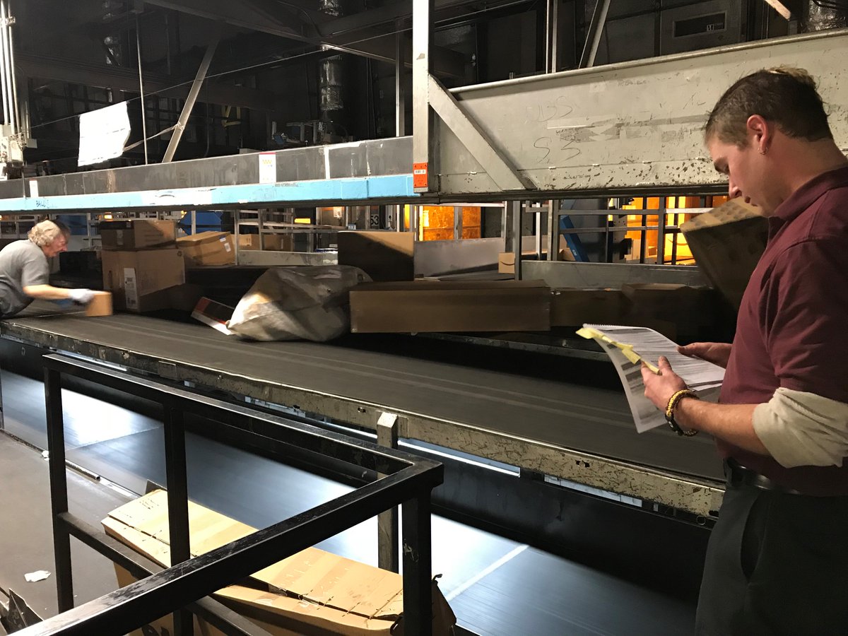 MGJohnson007's tweet photo. At UPS we know that great long term safe work habits begin with the proper training. Great work Alex observing and providing excellent training to the new kids on the UPS block! #CaughtSafe @GlennMickelson1 @JMoAHRM @DarrenMooreDM https://t.co/et9CTQvIga