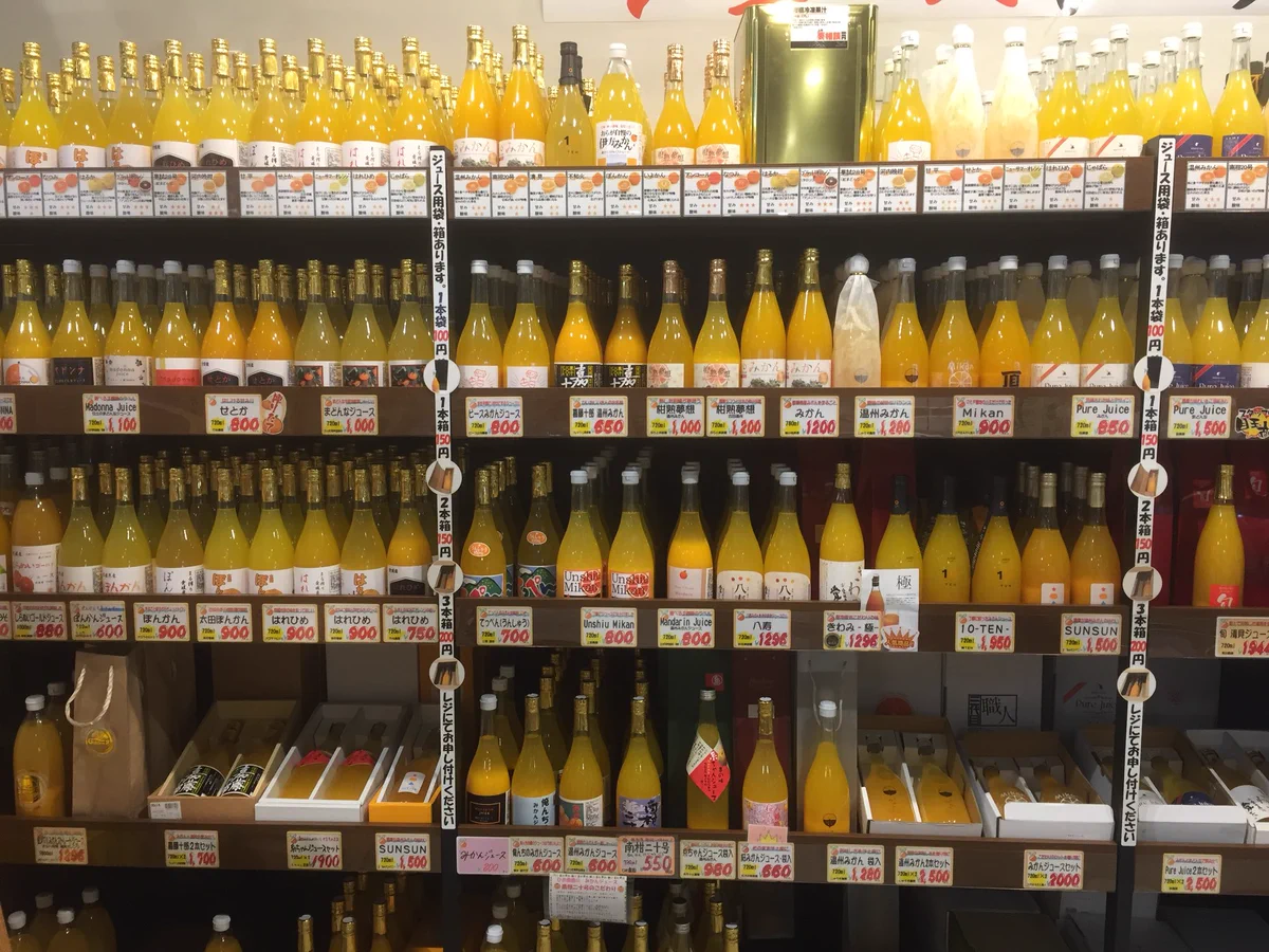 これがミカンの国の力だｗ愛媛のミカンジュースコーナーはワイン顔負けの品揃えｗｗｗ