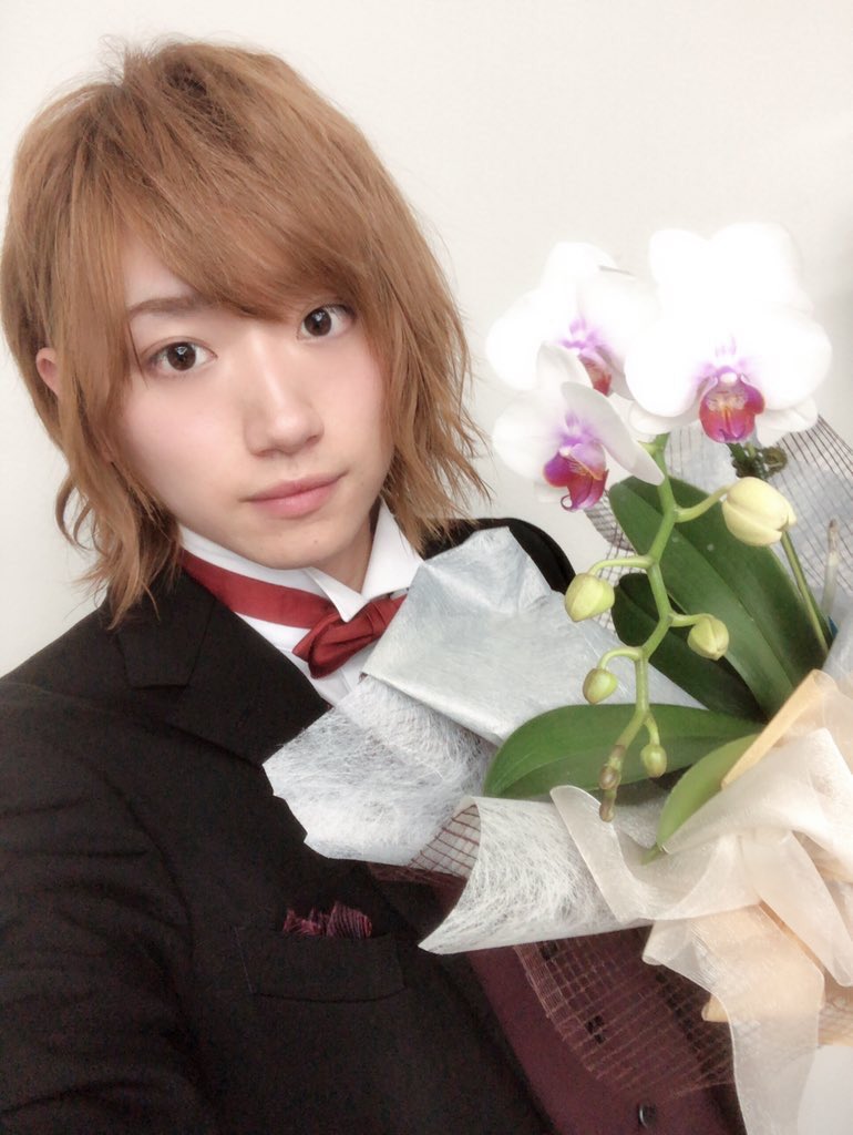 ハナ 骨喰藤四郎役定本楓馬くんは とてつもなくかわいいお顔をしながら 唐揚げが主食で ダジャレ製造マシーンで 去年行われたテニミュ歴代不二キャストが集まる不二会では11月の東京なのに半袖で登場する元気さ T Co Bggvgqb2pp Twitter