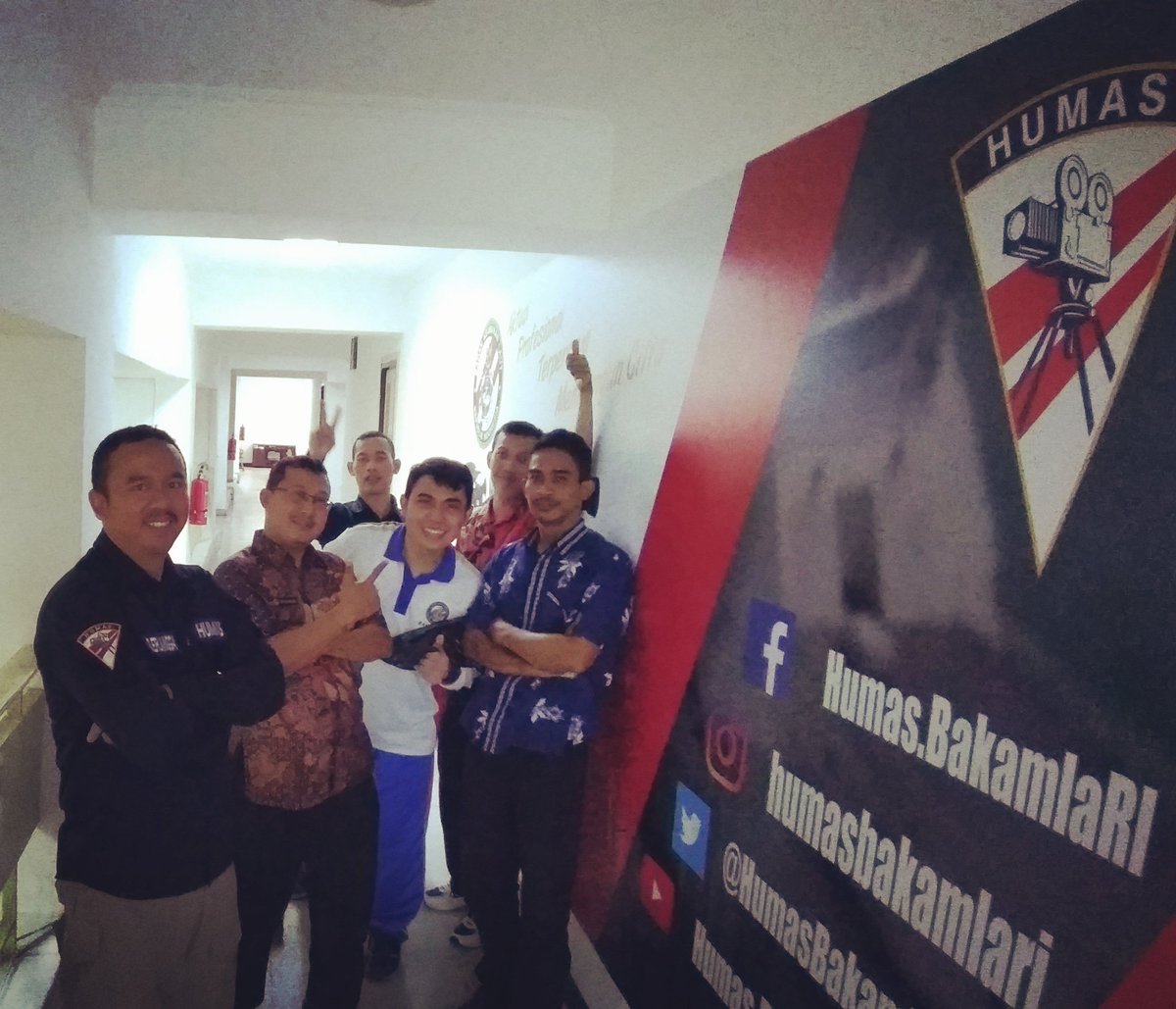 HumasBakamlaRI's tweet photo. Tim Humas Bakamla RIππ²π¨ Pengen tau siapa saja mereka... Follow dulu IG kami... π https://t.co/1ipV2WFOm3 #BadanKeamananLaut #Bakamla #IndonesiaCoastGuard #Indonesia #Humas #TimHumas #PublicRelation #PR #SelamatSiang #SelamatIstirahat https://t.co/JUAcZprP3z
