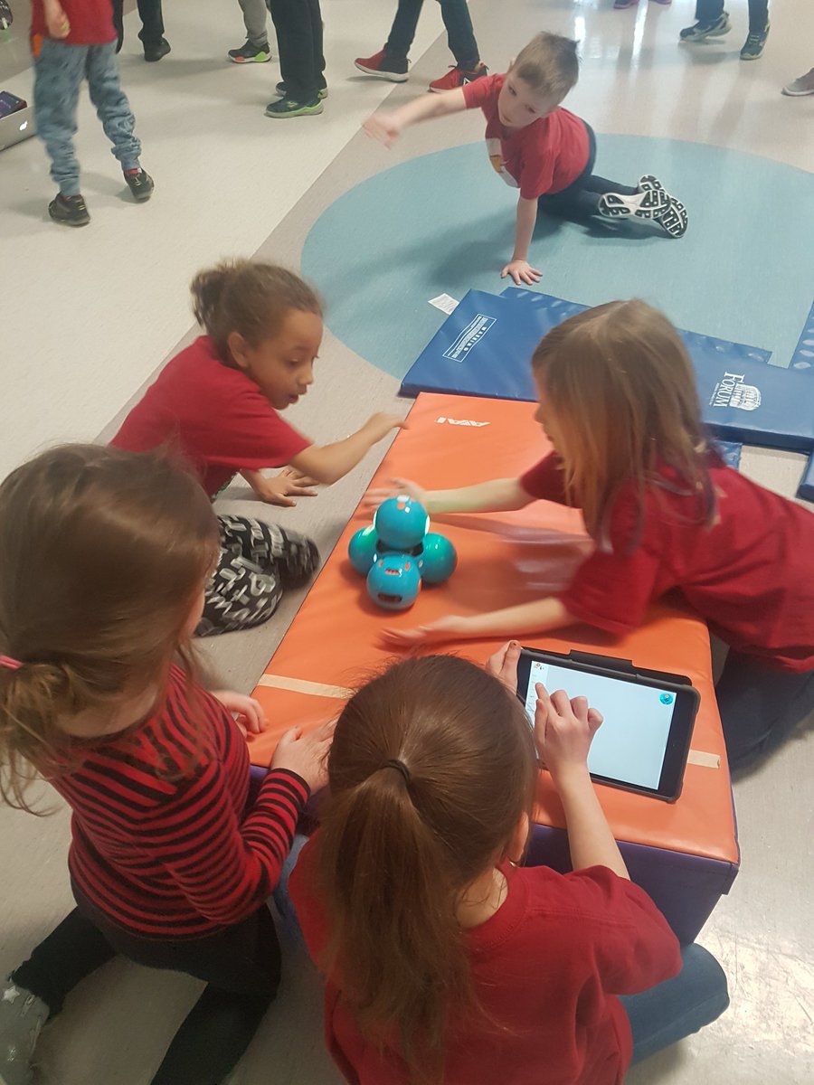 KowalGrade1's tweet image. Coding, collaboration and a whole lot of fun! #robotolympics #dashtothefinishline