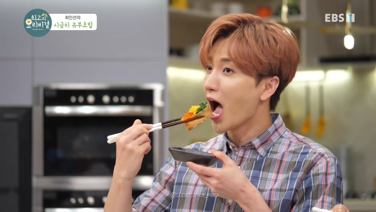 suju_napi's tweet photo. 180309  Best Secret to Cooking 😊🍴
#이특 #利特 #Leeteuk #イトゥク 
#최고의요리비결 #superjunior https://t.co/PIZFFn8fmn