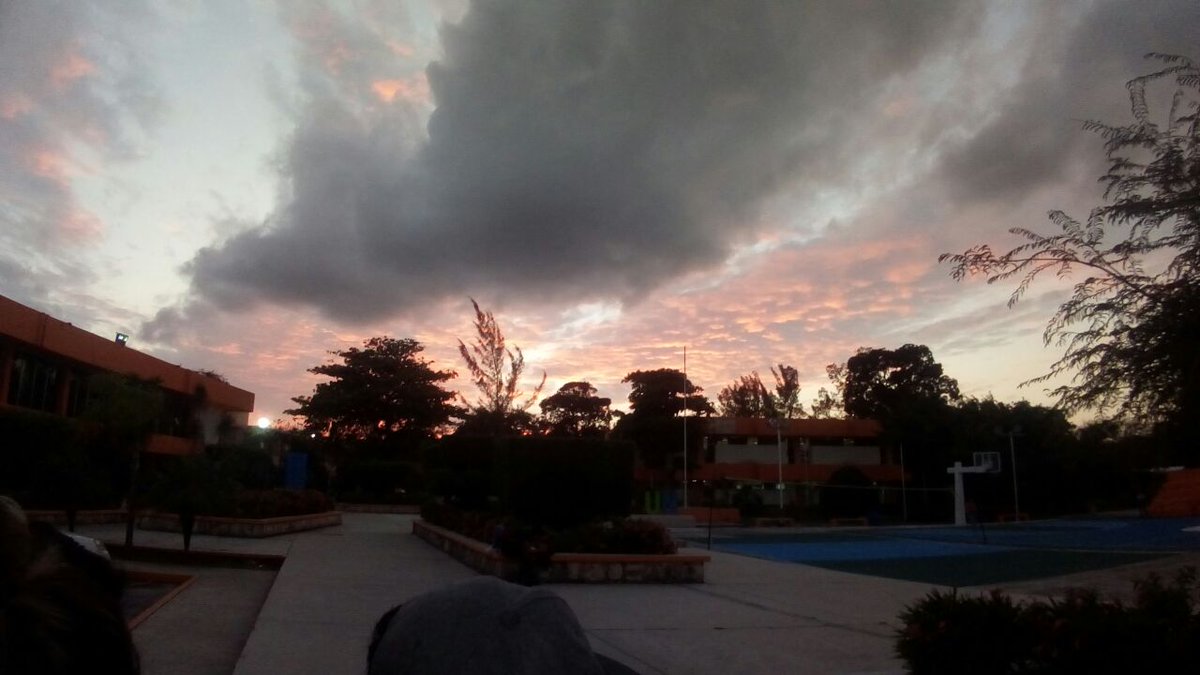 Un hermoso atardecer en el Tecnológico de Cancún #ITC #Disfrutardelanaturaleza
#Beautiful ❤👑🙊